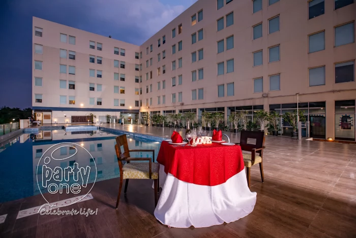 candlelight dinners Luxury Poolside Candlelight Dinner at Aloft