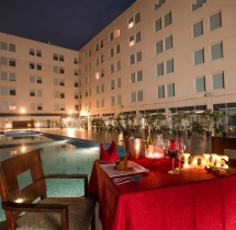 candlelight dinners Luxury Poolside Candlelight Dinner at Aloft