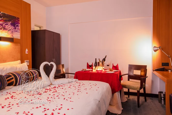 candlelight dinners Romantic Dinner With Stay Experience at Aloft
