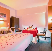 candlelight dinners Romantic Dinner With Stay Experience at Aloft