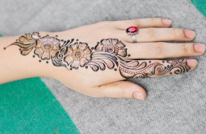 simple floral mehandi